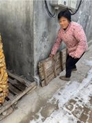 她会把缠着纱布的手指拿