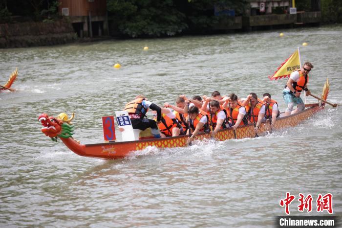 沪上外国人被龙舟圈粉：国际组参赛名额一位难