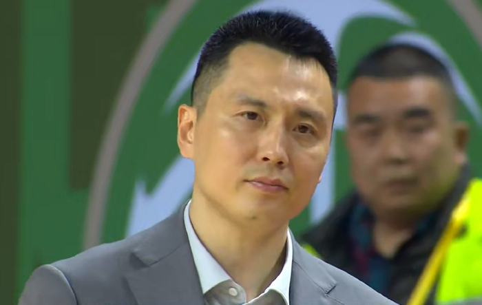 上海队主帅卢伟与外援洛夫顿赛后和解 重拾团队