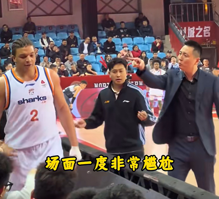 上海队主帅卢伟与外援洛夫顿赛后和解 重拾团队