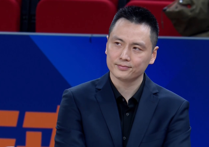 上海队主帅卢伟与外援洛夫顿赛后和解 重拾团队