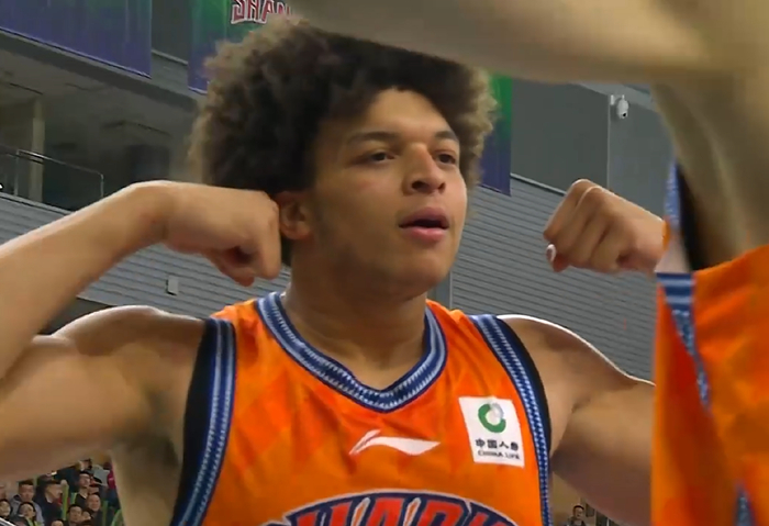 上海队主帅卢伟与外援洛夫顿赛后和解 重拾团队