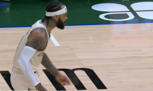 特伦特第四节三分爆发助快船逆转雄鹿