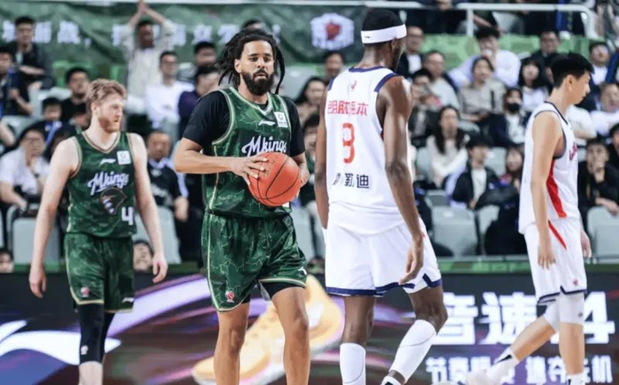 J.Cole签约CBA南京同曦队首战引热议，签证延误仅