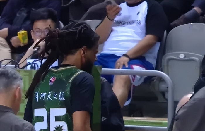 J.Cole签约CBA南京同曦队首战引热议，签证延误仅