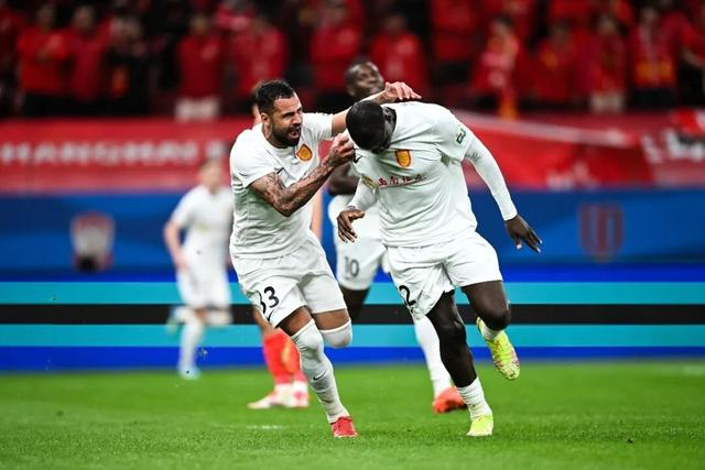 升班马重庆铜梁龙客场力克卫冕冠军上海海港