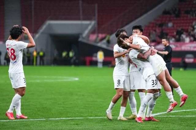 升班马重庆铜梁龙客场力克卫冕冠军上海海港